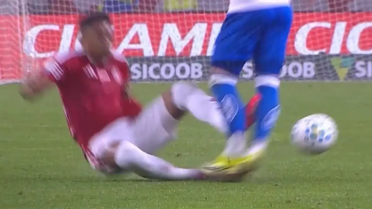 عقوبة غريبة في البرازيل.. إيقاف لاعب حتى شفاء منافسه من الإصابة