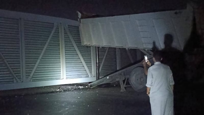 سقوط كوبري مشاة بطريق بنها – المنصورة بعد اصطدام سيارة نقل به (صور)