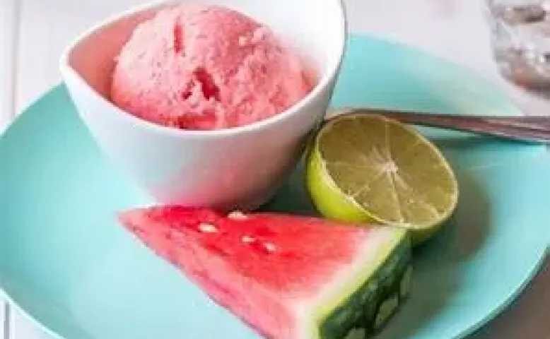 طريقة عمل آيس كريم البطيخ في البيت بـ3 مكونات فقط.. حلوى صيفية منعشة وسهلة التحضير