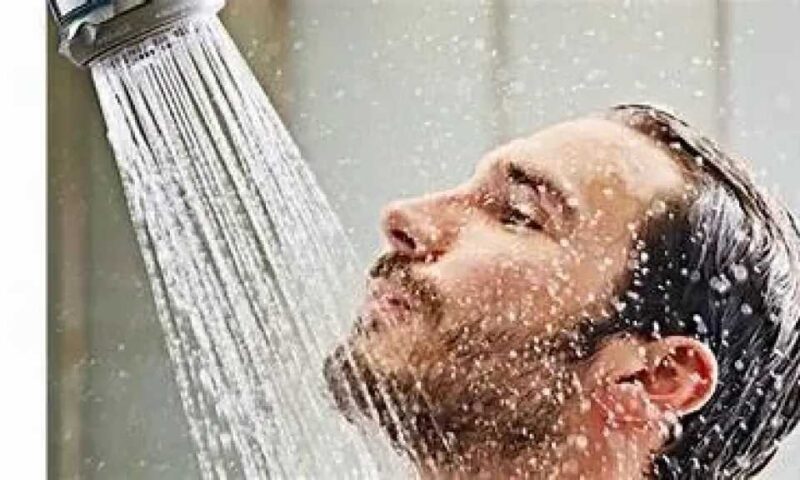 الماء البارد أم الفاتر؟: أفضل طريقة للاستحمام عند الإصابة بالحمى وما الذي ينصح به الأطباء؟