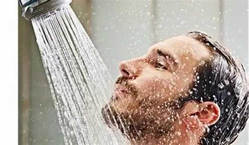 الماء البارد أم الفاتر؟: أفضل طريقة للاستحمام عند الإصابة بالحمى وما الذي ينصح به الأطباء؟
