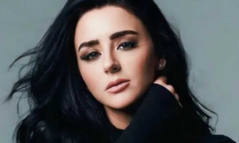 الوسط الفني يواسي الفنانة إيمان سلامة بعد إعلان وفاة والدها