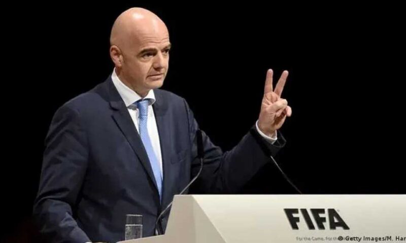 مظاهرات في سويسرا ضد ”إنفانتينو”.. ومراد ياكين يفتح النار: واجهنا بطل العالم والتحكيم والـ VAR معاً!