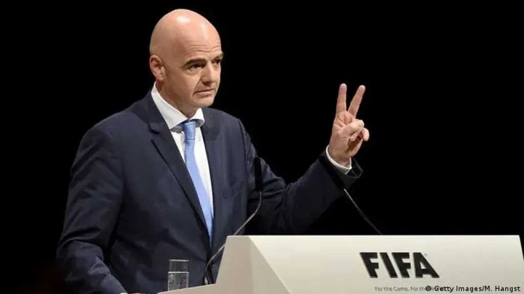 مظاهرات في سويسرا ضد ”إنفانتينو”.. ومراد ياكين يفتح النار: واجهنا بطل العالم والتحكيم والـ VAR معاً!