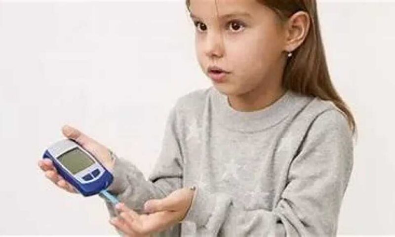 روشتة لصحة الطفل مريض السكر في الصيف : نصائح مهمة لتجنب الجفاف وهبوط السكر