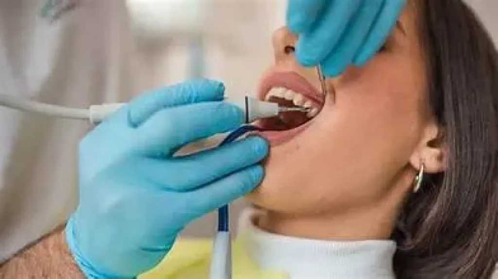 دراسة: حلوى مطاطية ببكتيريا نافعة قد تقلل نزيف اللثة خلال 6 أسابيع