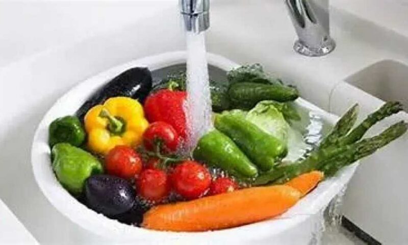 الطريقة الصحية لغسل الفاكهة والخضراوات :  أخطاء شائعة قد تقلل من سلامة الطعام