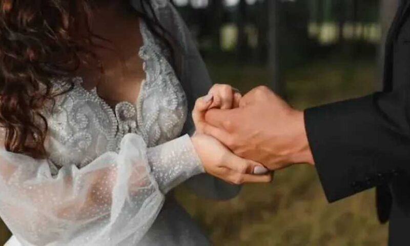 تفسير حلم الزواج من مشهور للعزباء: ماذا يعني؟