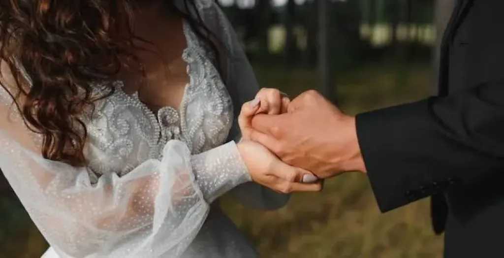 تفسير حلم الزواج من مشهور للعزباء: ماذا يعني؟