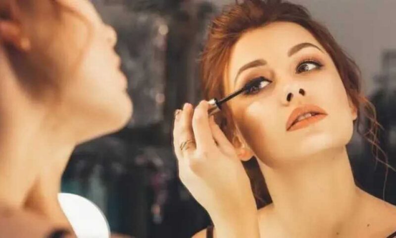 تفسير حلم إزالة المكياج أمام الناس: كشف أم خوف؟