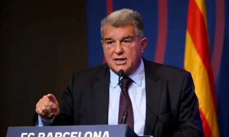 لابورتا يتحدى أتلتيكو مدريد: رغبة ألفاريز ستحسم انتقاله لبرشلونة والعرض له مهلة محددة