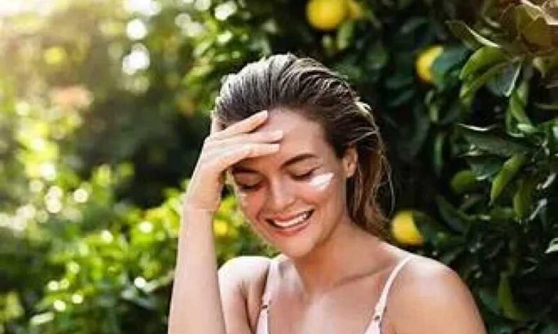 عادات يومية لحماية البشرة من أضرار أشعة الشمس.. لا تعتمد على واقي الشمس وحده