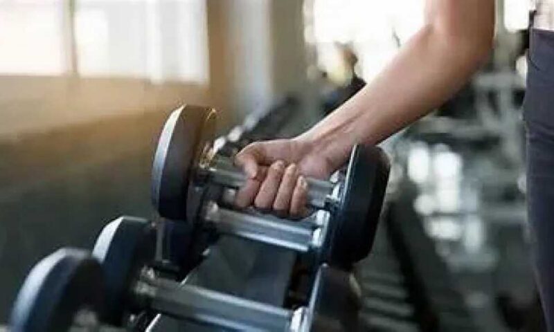رفع الأثقال أم البيلاتس؟ : أيهما أفضل بعد سن الأربعين للحفاظ على الصحة؟