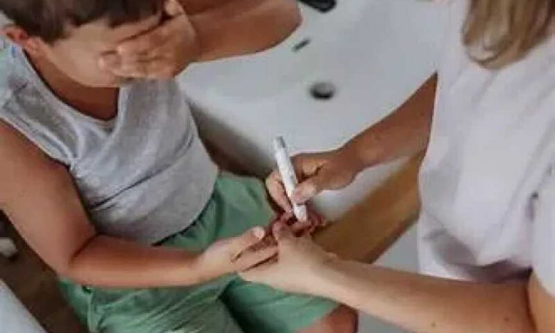 حماية طفل السكري من موجة الحر : نصائح ضرورية لتجنب الجفاف واضطرابات السكر