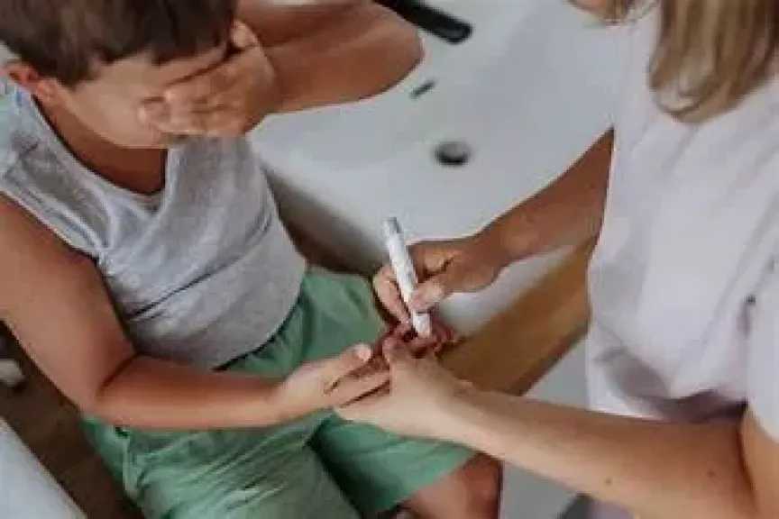 حماية طفل السكري من موجة الحر : نصائح ضرورية لتجنب الجفاف واضطرابات السكر