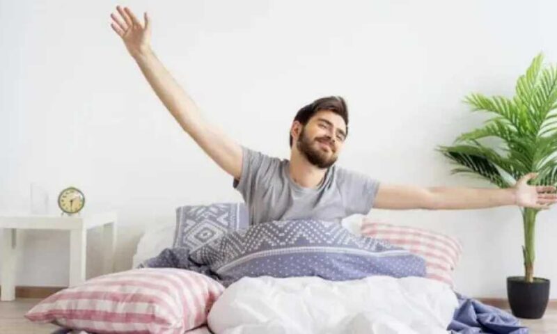 الاستيقاظ مبكرًا رغم السهر : لماذا يحدث؟ وكيف يؤثر نقص النوم على صحتك؟