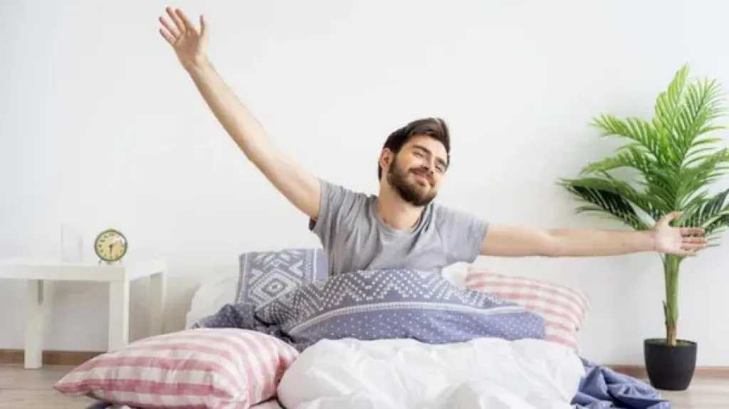 الاستيقاظ مبكرًا رغم السهر : لماذا يحدث؟ وكيف يؤثر نقص النوم على صحتك؟