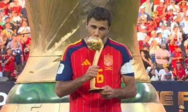 ريال مدريد يخطط لضم رودري لتعويض غياب كروس في خط الوسط