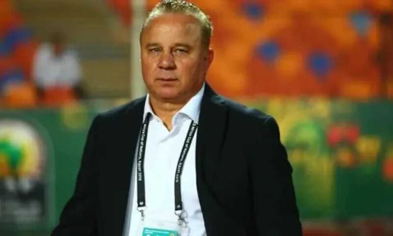 شوقي غريب يرسم خريطة استقرار الأهلي.. ويشيد بـ ”زيزو”