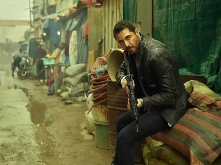 صناع مسلسل الأمير يفاجئون أحمد عز في عيد ميلاده الـ55 قبل مغادرة القاهرة.. ماذا حدث؟