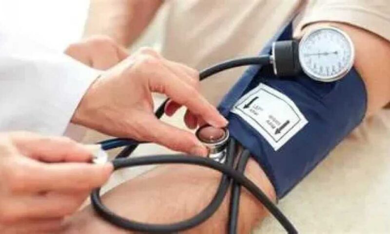 ارتفاع ضغط الدم دون أعراض :  لماذا ينصح الأطباء بقياسه بانتظام بداية من سن 18 عامًا؟