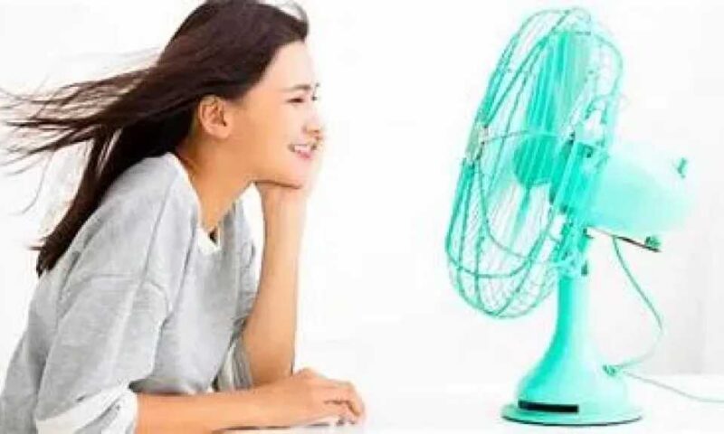 النوم مع المروحة في الصيف : كيف تستمتع بالهواء البارد دون أن تؤذي جسمك؟