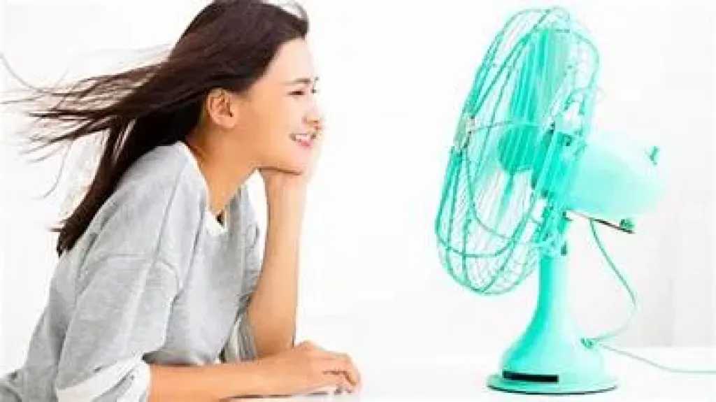 النوم مع المروحة في الصيف : كيف تستمتع بالهواء البارد دون أن تؤذي جسمك؟