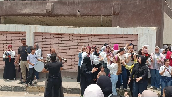 بالطبل والمزمار .. طلاب الثانوية العامة بدمياط يحتفلون بانتهاء امتحانات الثانوية العامة
