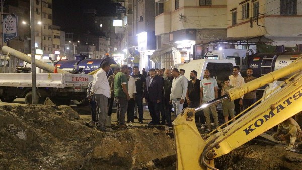 إصلاح خط المياه المغذي لمدينة عزبة البرج