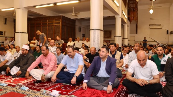 محافظ دمياط يؤدى صلاة الجمعة بالجامع الجديد