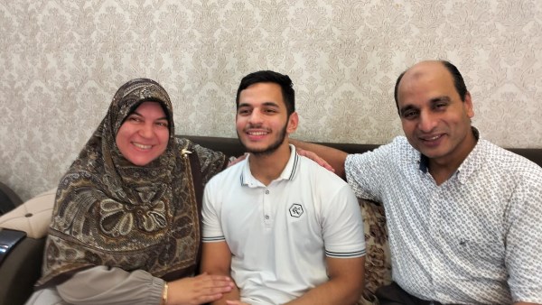 رحلة عُمرة هدية النجاح .. البراء طارق يروي رحلة التفوّق في الثانوية الأزهرية | صور