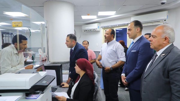 محافظ دمياط يوجه بتطبيق نظام QR Code للتيسير على المواطنين | صور