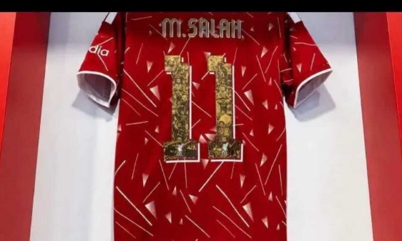 ليفربول يُكرم محمد صلاح بوضع قميصه الجديد في معقل «أنفيلد»