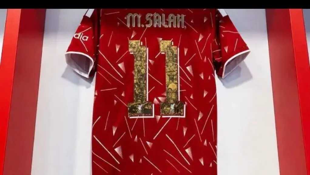 ليفربول يُكرم محمد صلاح بوضع قميصه الجديد في معقل «أنفيلد»