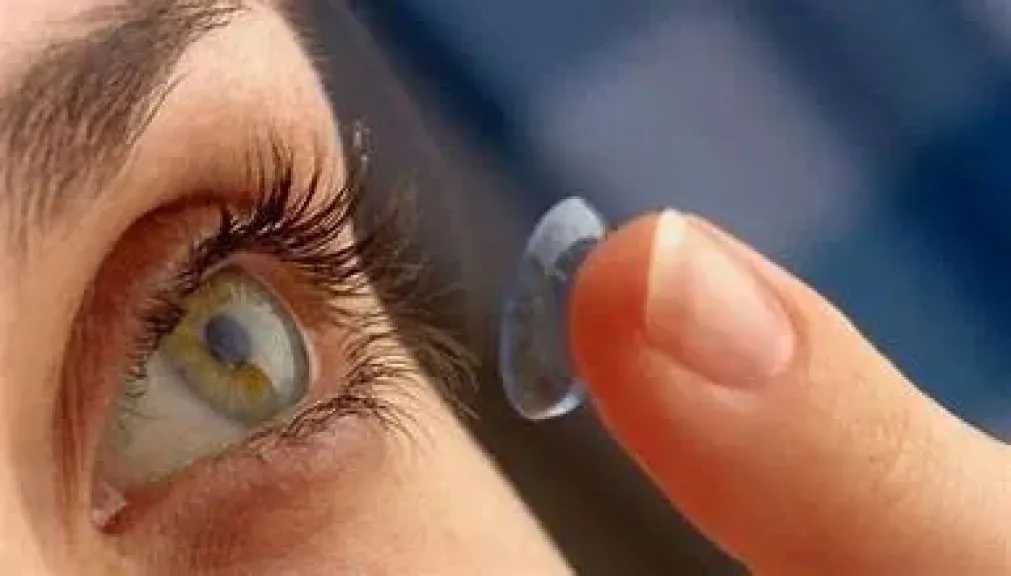 مخاطر ارتداء العدسات اللاصقة أثناء السباحة : كيف تحمي عينيك من التهاب القرنية الأميبي؟