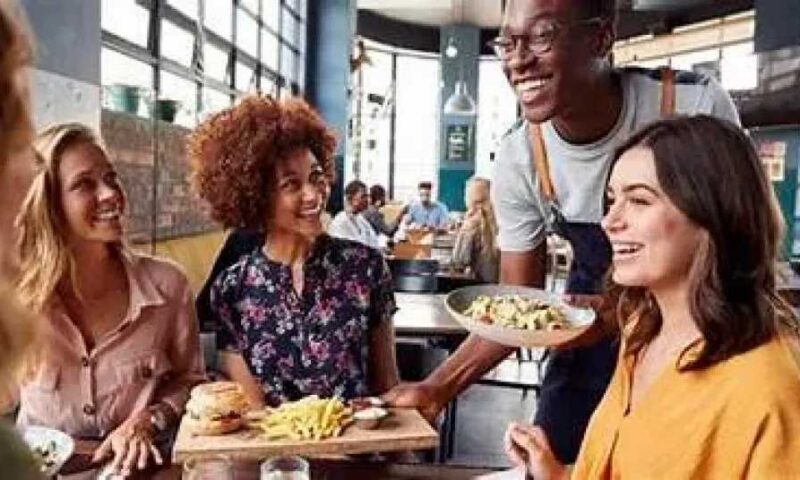 تناول الطعام خارج المنزل : أفضل النصائح لاختيار وجبات جاهزة صحية دون الإضرار بنظامك الغذائي