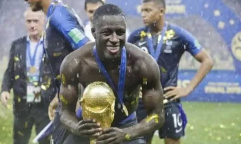 بنجامين ميندي يثير الجدل ببيع كأسه التذكارية لمونديال 2018 في مزاد علني