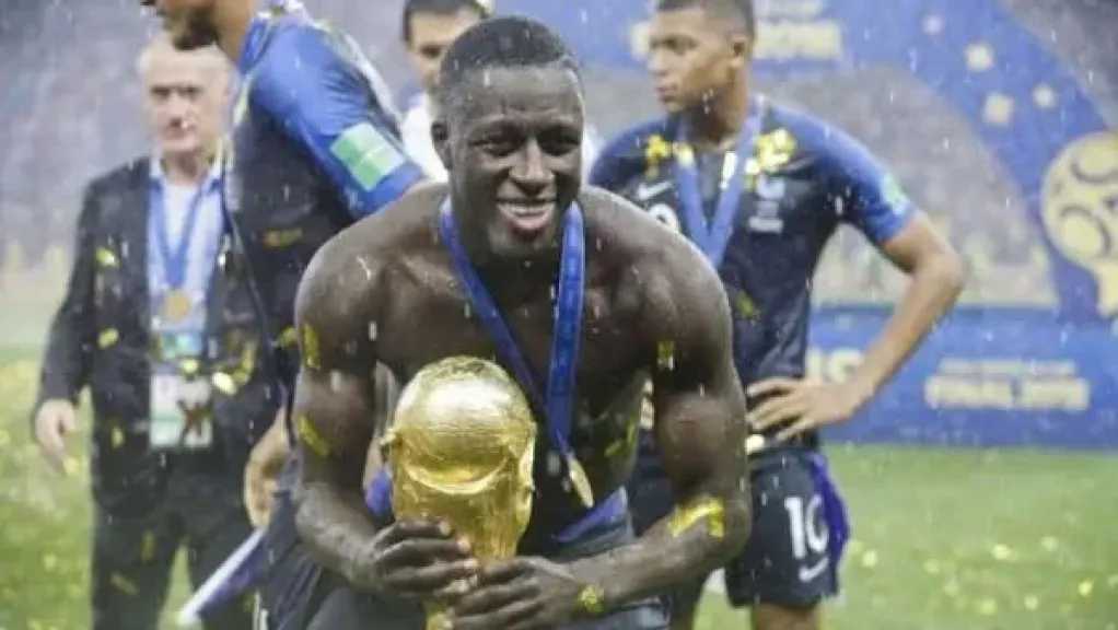 بنجامين ميندي يثير الجدل ببيع كأسه التذكارية لمونديال 2018 في مزاد علني