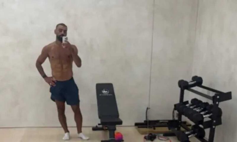 محمد صلاح يستعرض لياقته في الجيم برفقة عبد الله السعيد.. ومستقبل غامض ينتظر الفرعون المصري