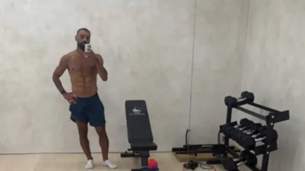 محمد صلاح يستعرض لياقته في الجيم برفقة عبد الله السعيد.. ومستقبل غامض ينتظر الفرعون المصري