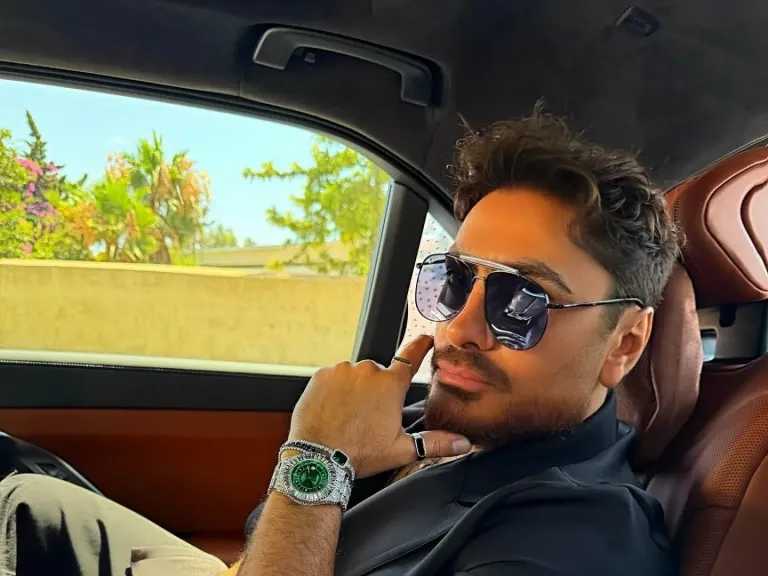 عقب وفاة والده.. تأجيل حفلات تامر حسني في العلمين ومهرجان جرش بالأردن