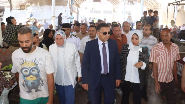 محافظ القليوبية يتفقد سوق بهتيم بعد الانتهاء من تسكين الباعة الجائلين