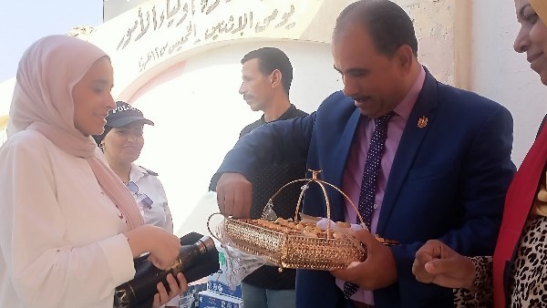 فى آخر أيام الامتحانات .. توزيع شيكولاتة على طلاب الثانوية العامة بالقليوبية