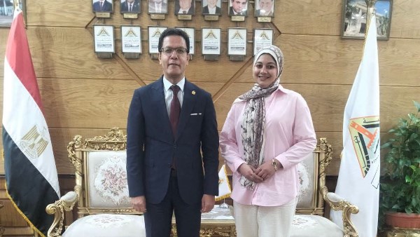 رئيس جامعة بنها : منحة كاملة لطالبة التجارة وإعفاء من رسوم الكتب