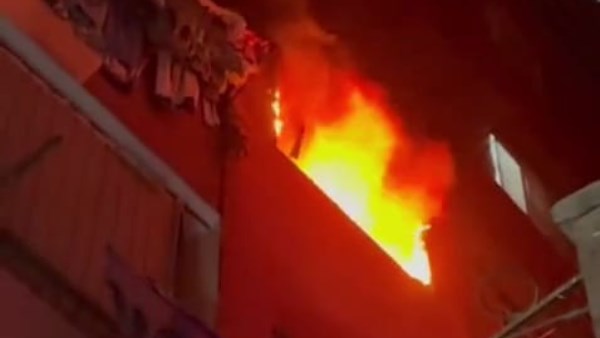 السيطرة على حريق داخل شقة سكنية في شبرا الخيمة.. صور