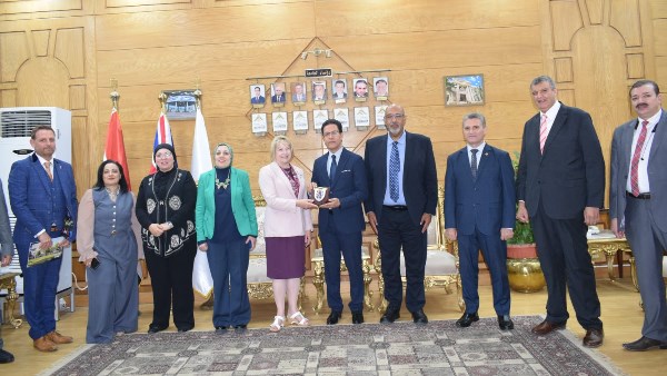 رئيس جامعة بنها يبحث مع رئيسة جامعة كانتربيري البريطانية تعزيز التعاون الأكاديمي