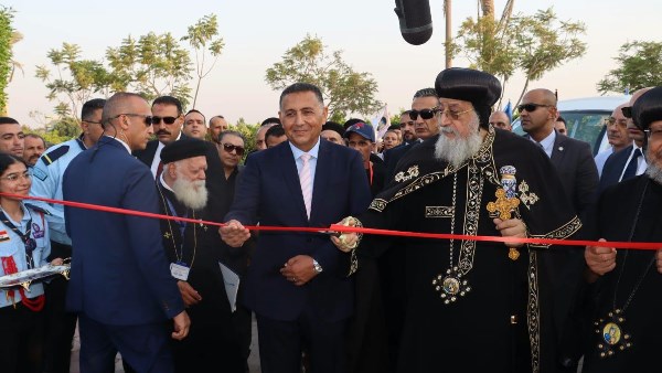 محافظ القليوبية يستقبل قداسة البابا تواضروس الثاني خلال افتتاح مجمع مباني خدمات “أغصان الزيتون” بالعبور