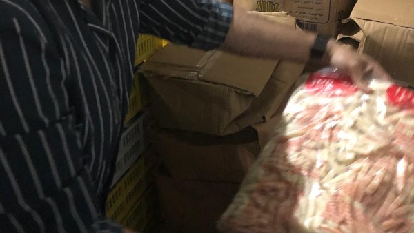 ضبط طن أغذية فاسدة ومنتهية الصلاحية داخل مصنع غير مرخص في بنها