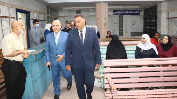 محافظ القليوبية يتفقد انتظام العمل بالفترة المسائية للعيادات الخارجية بمستشفى بنها التعليمي عقب بدء تشغيلها