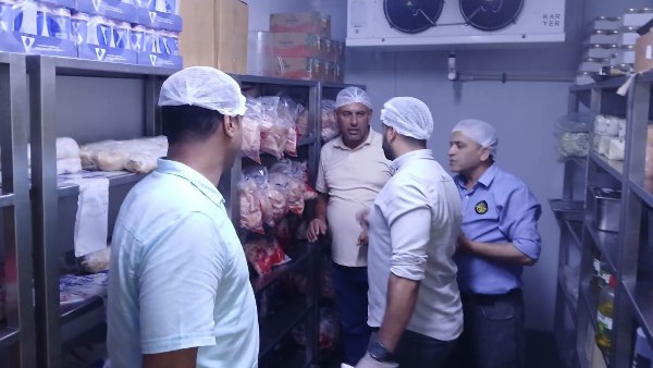 حملة رقابية على مطاعم الوجبات الجاهزة ببنها.. تحرير 5 محاضر وإعدام لحوم ومجمدات غير صالحة